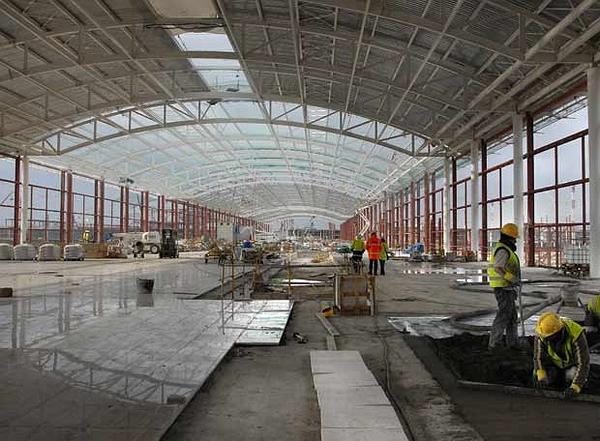 Obres a l'interior de la nova terminal T1 de l'aeroport del Prat